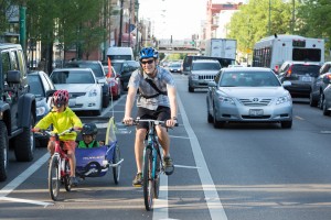 Double_buffered_bike_lane_family_trailer_chicago